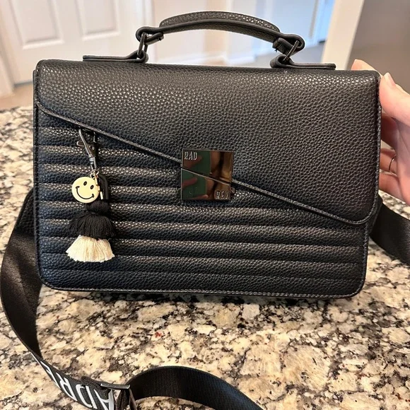 Rad Rev Edgy Crossbody Bag in Pebble black - Picture 2 of 7